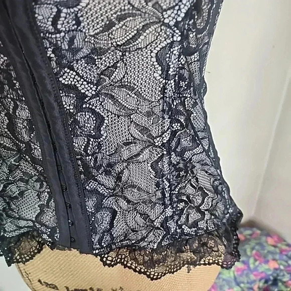 Frederick's of Hollywood Lace Corset. Size Large - Picture 3 of 9